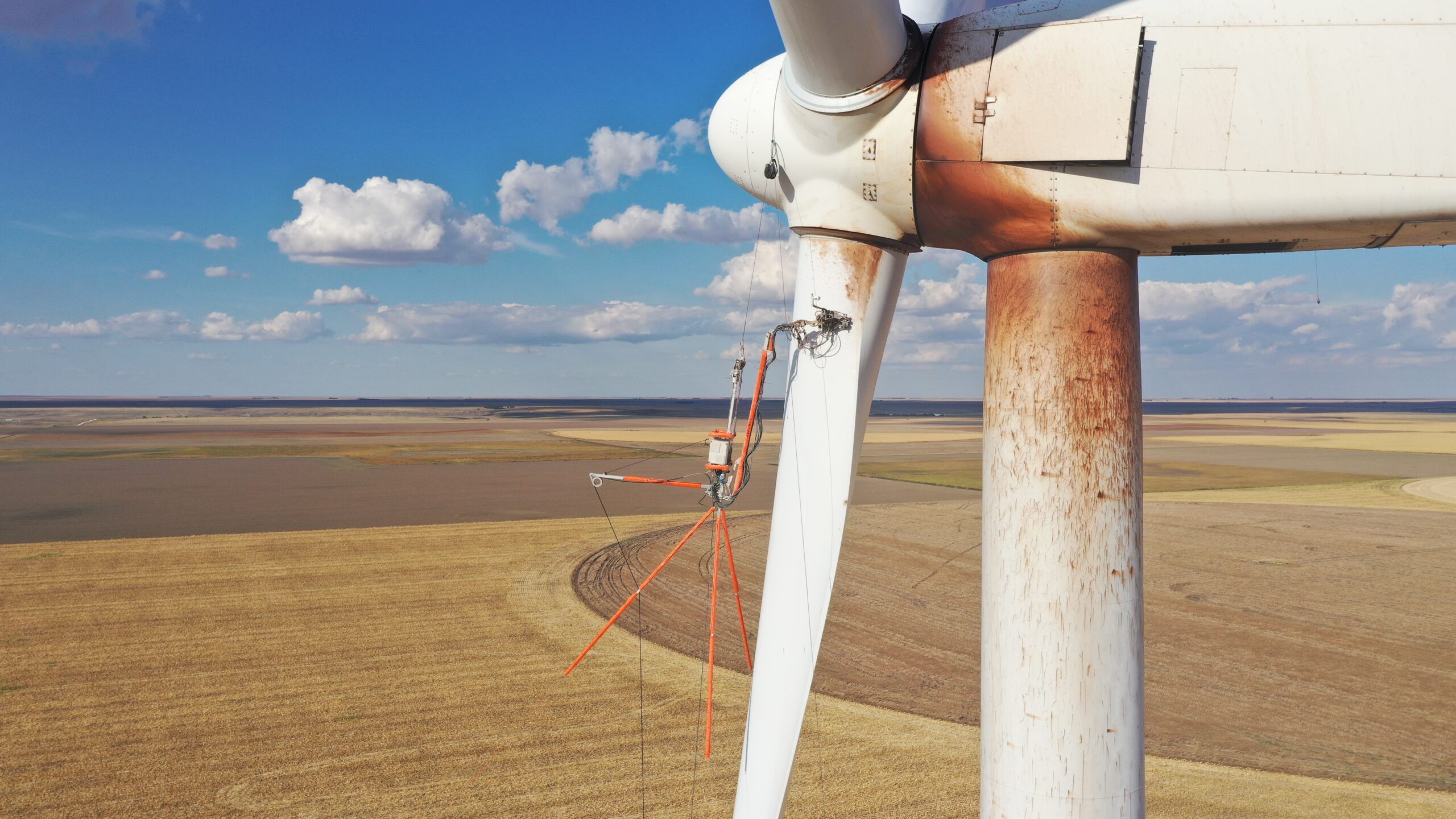 Aerones robotic blade cleaning in Texas — robot on blade surface with cleaning system