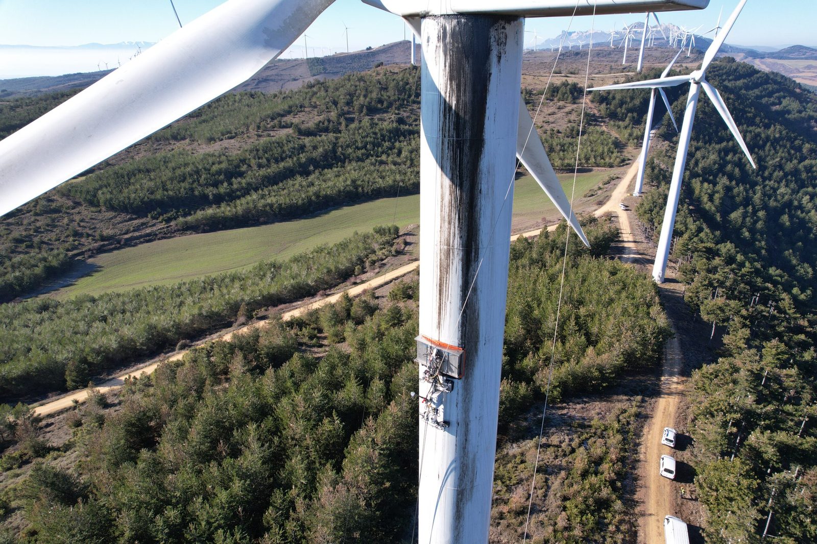 Aerones tower cleaning robot system