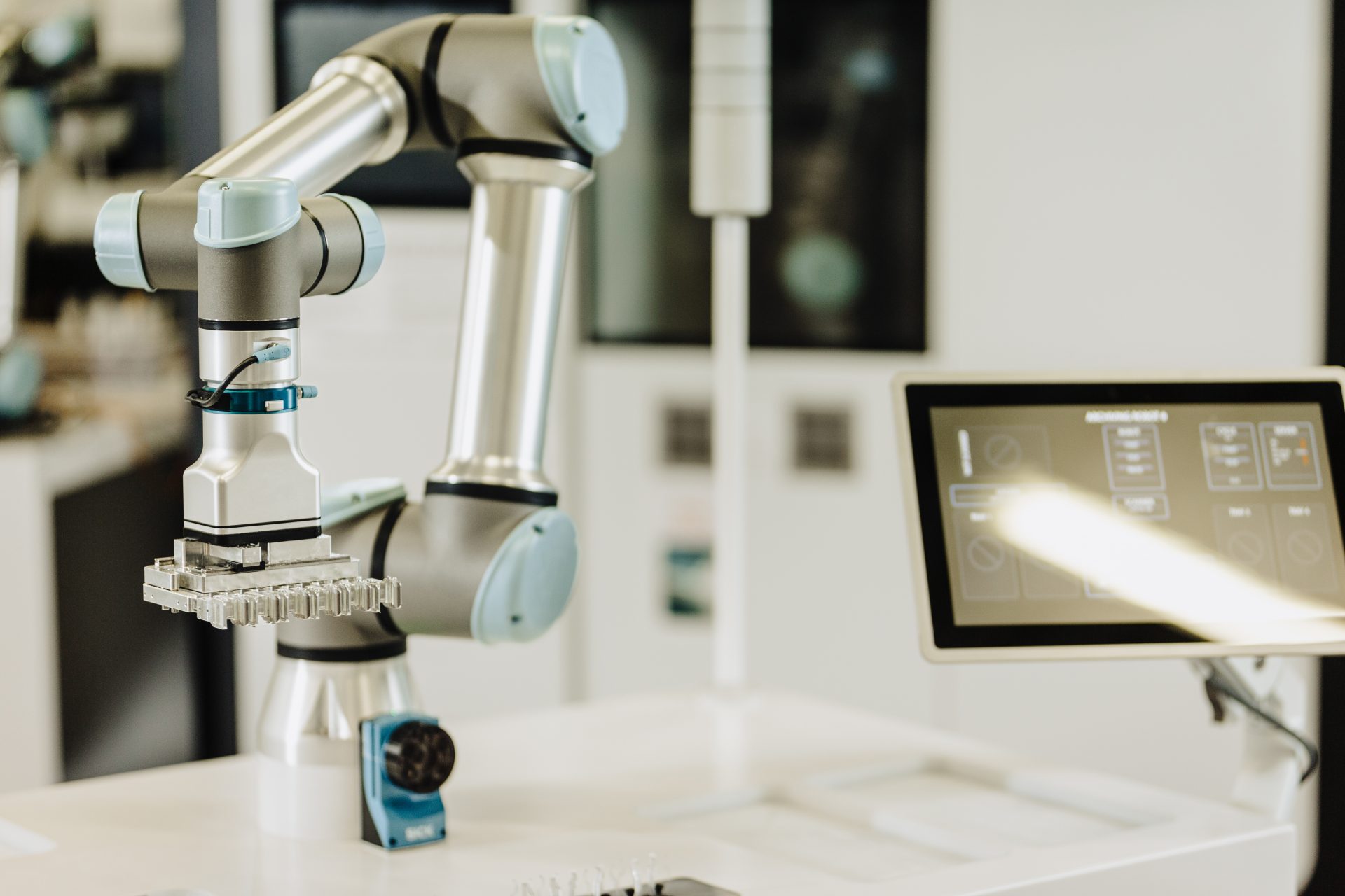 NOVAFlex scanner module reading barcode on clinical sample tube