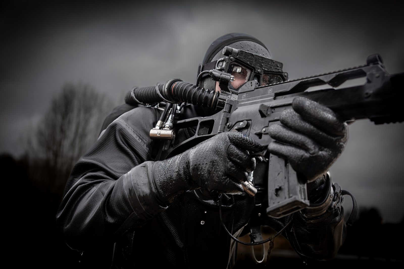 Tactical operator with Rheo Dive mask and weapon — military dive operations